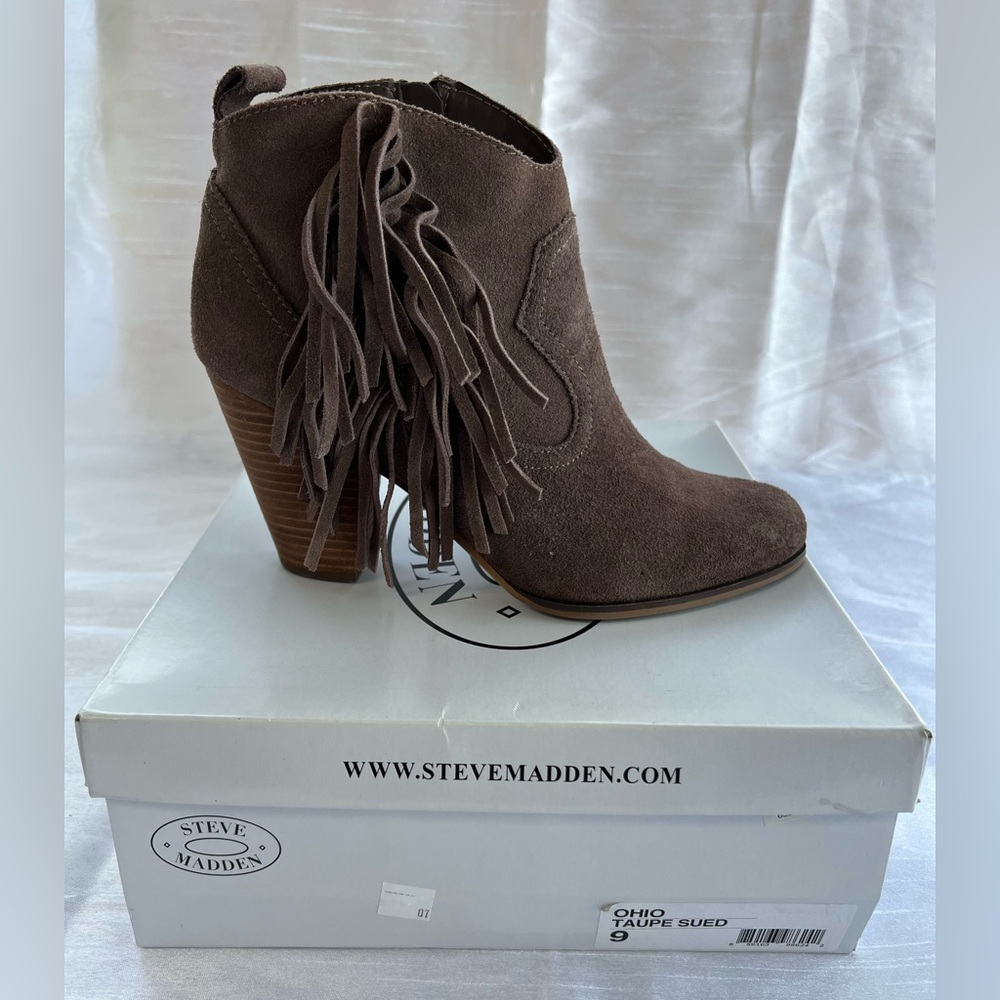 STEVE MADDEN "Ohio" Taupe Suede FLIRTY FRINGE Ankle Boots COASTAL COWGIRL Sz 9